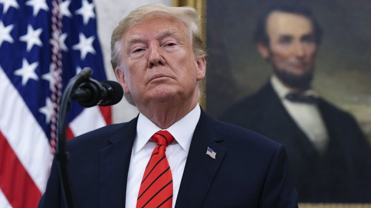 Trump hace irónico comentario de las medidas de protección del coronavirus