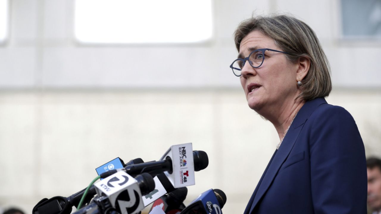 Funcionaria de salud se lame el dedo al hablar de prevenciones del coronavirus