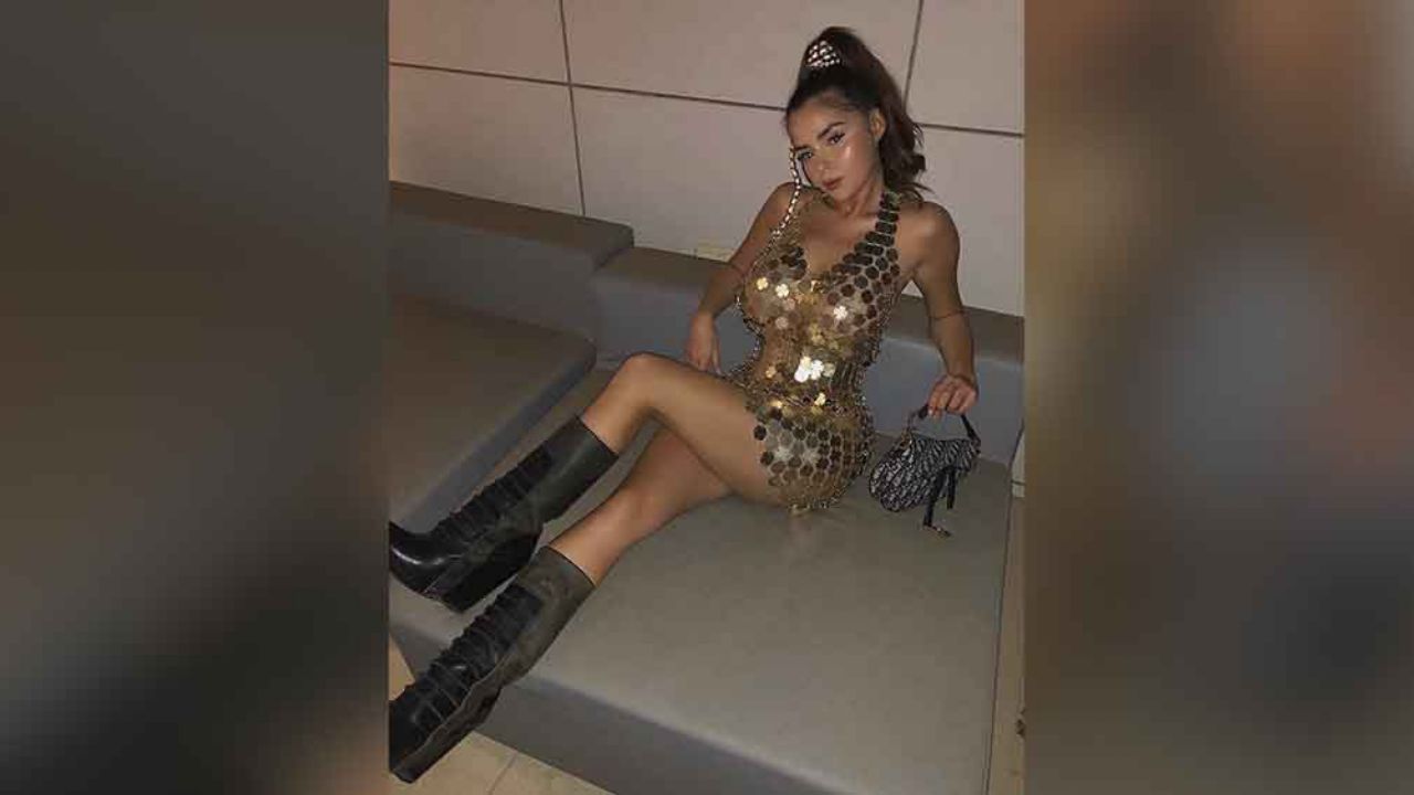 Demi Rose hace caso omiso al frío y posa de forma sensual sobre la nieve