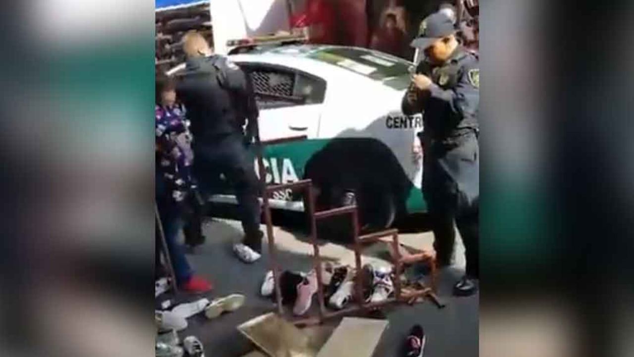 Comerciante y policía protagonizan pelea en el primer cuadro de CDMX