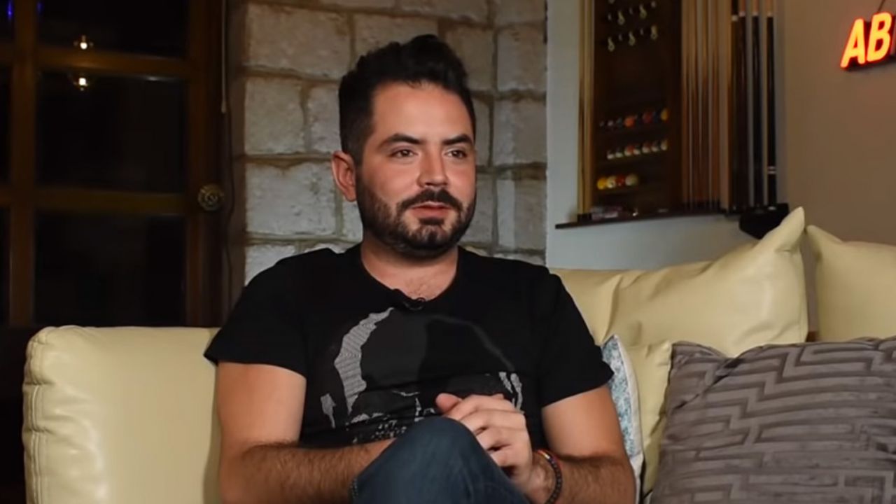 ¡De terror! José Eduardo Derbez revela en ‘Miembros al Aire’ que duerme en un ataúd