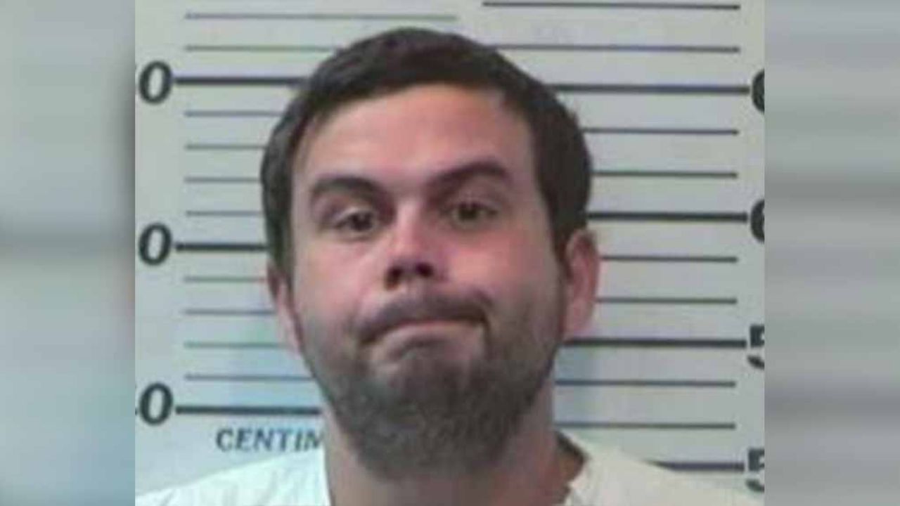 Hombre llama al 911 después de matar a su novia a golpes con un bat