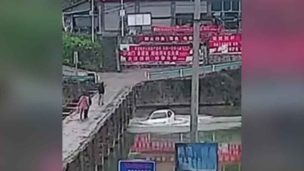 VIDEO: Por estar con el celular, chofer recién egresado de manejo cae a puente