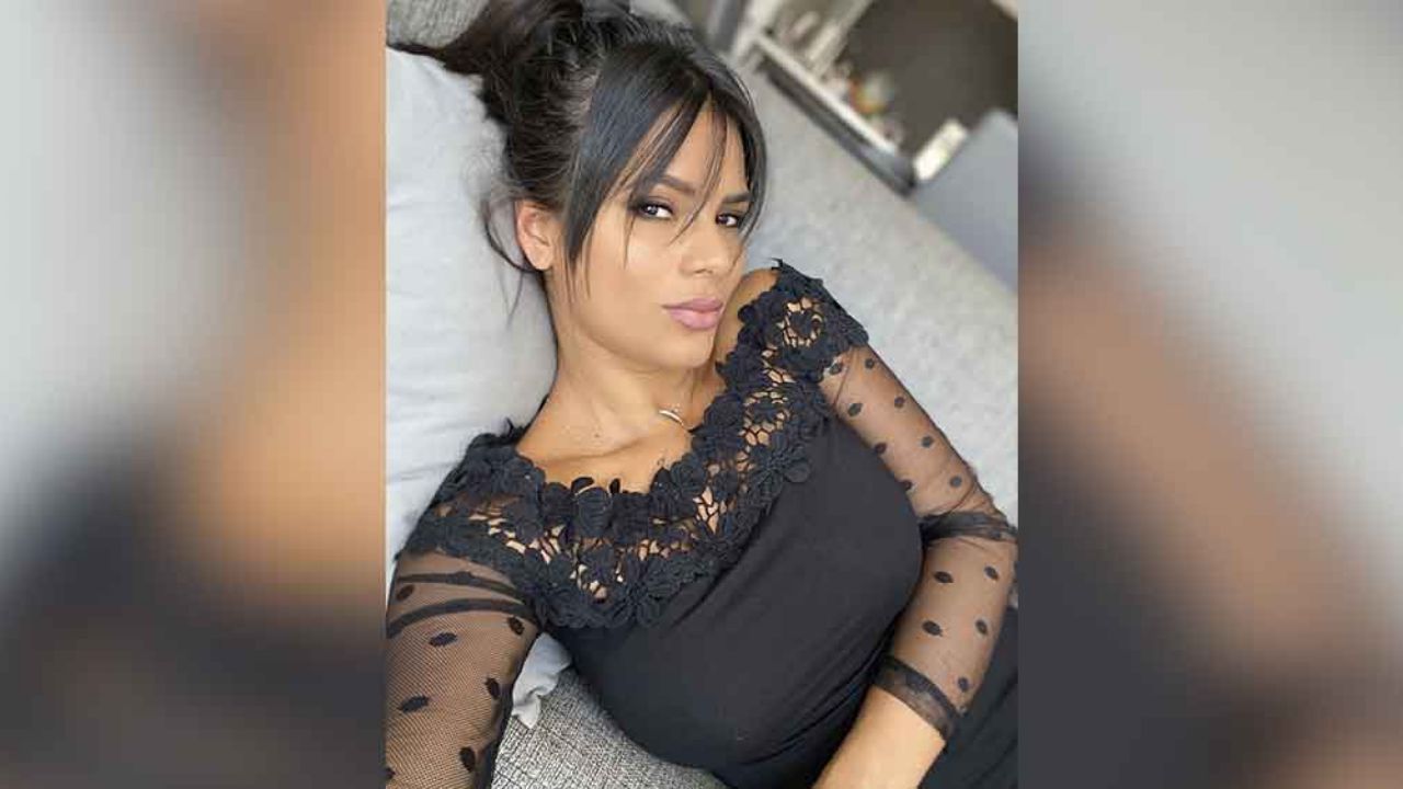 Ania Gadea eleva la temperatura al exhibirse en vestido y sin ropa interior