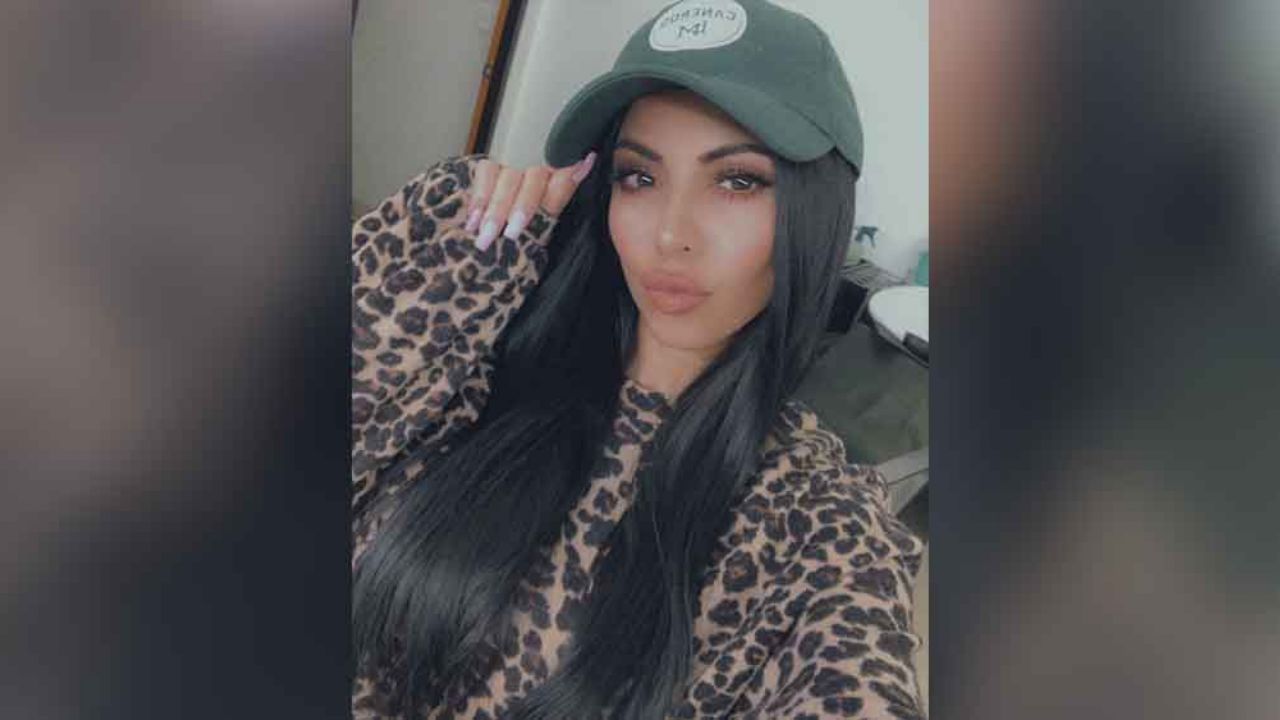 Desde su cuarto, Jimena Sánchez luce sus curvas con pegados leggings
