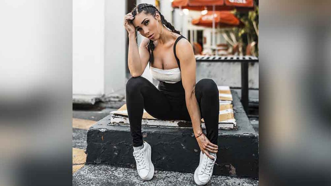Arriba de la bicicleta, Danik Michell resalta su retaguardia con poca ropa