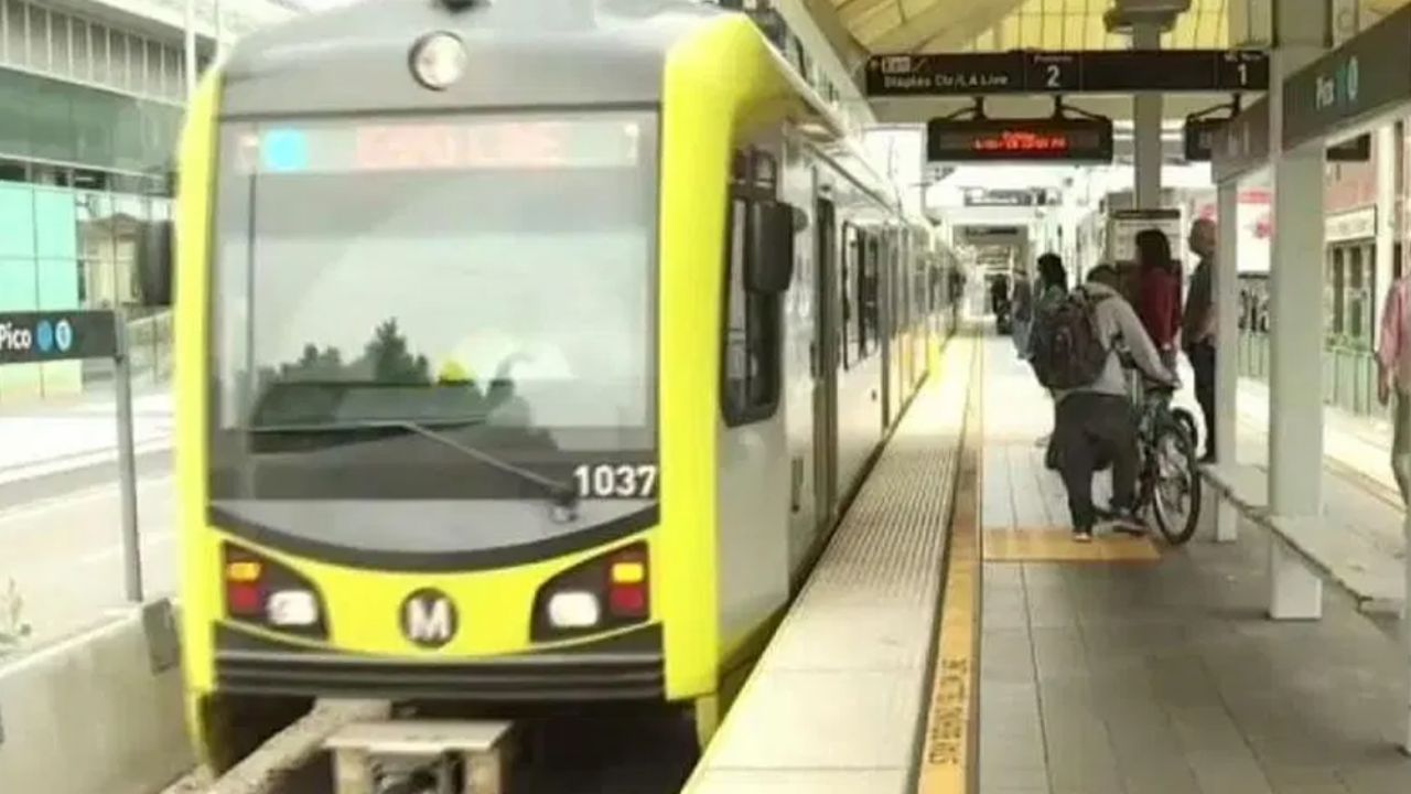 FUERTE VIDEO: Automovilista es arrollado por tren en California