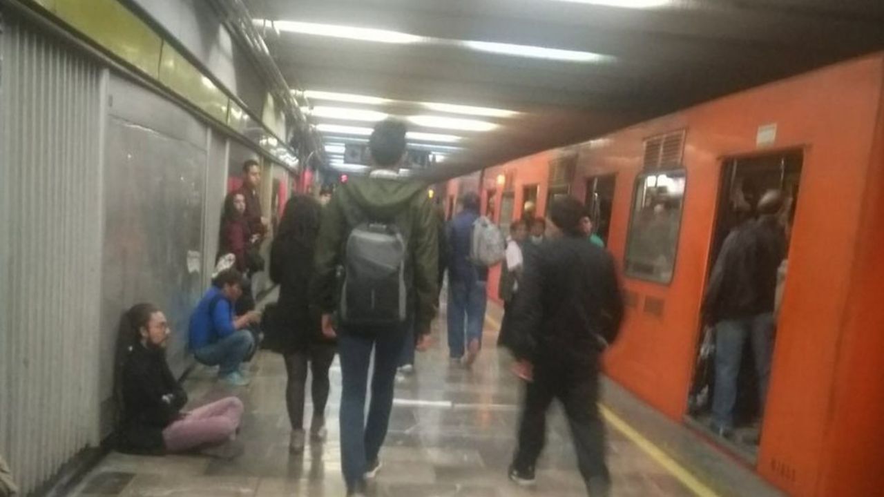 Mujer se avienta con su bebé en brazos a las vías del Metro de CDMX
