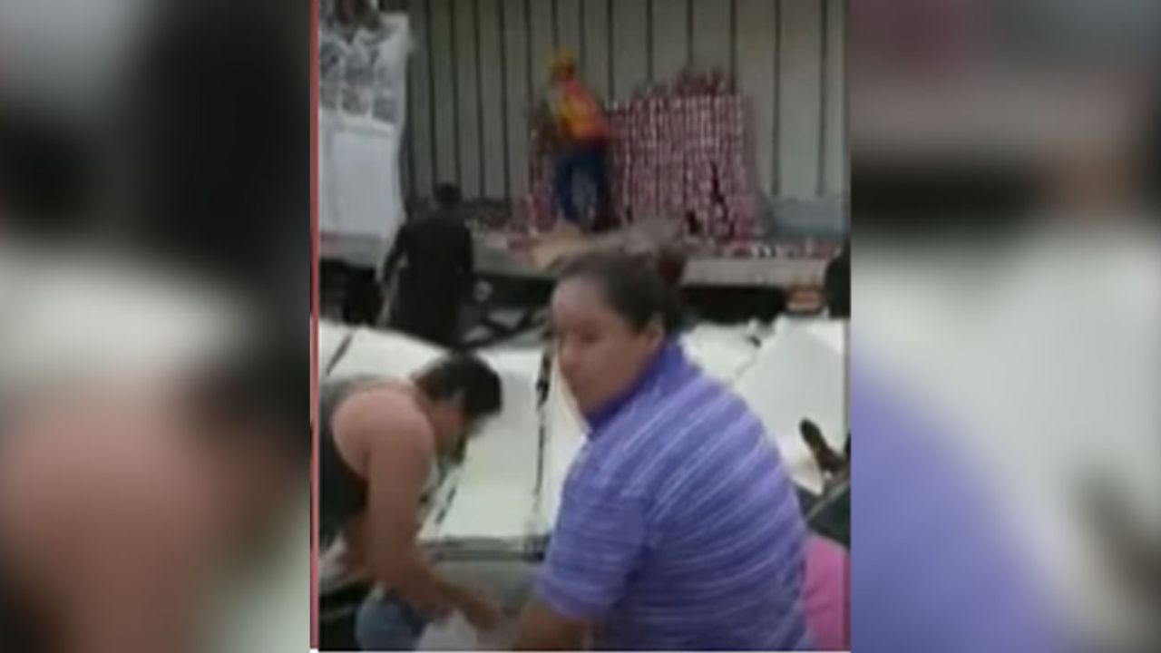 (VIDEO) Vuelca tráiler cargado con cervezas y se desata la rapiña