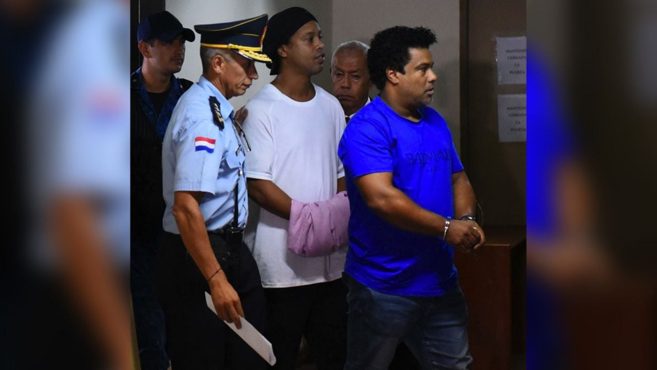 Ronaldinho llega esposado y custodiado a la audiencia en Asunción, Paraguay