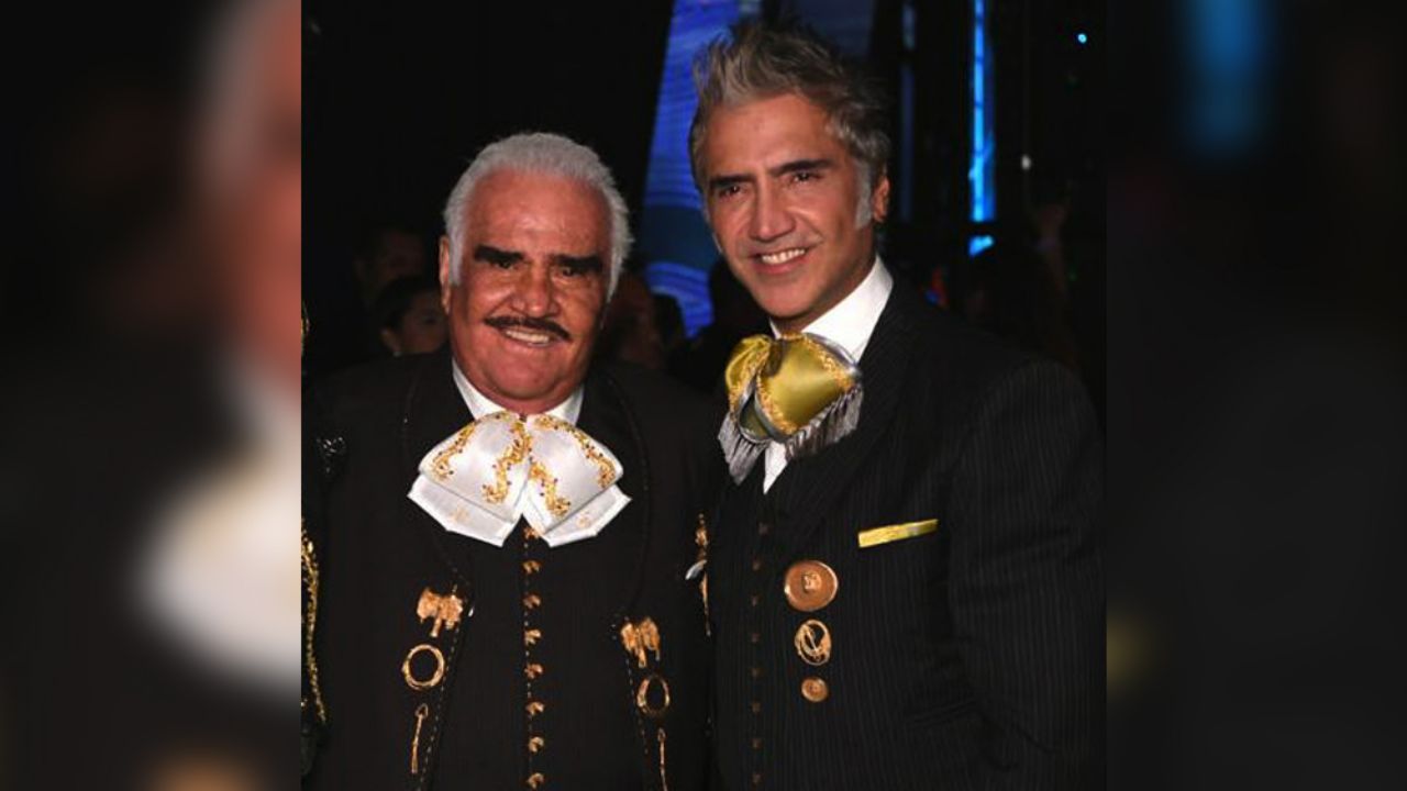 ‘El Potrillo’ enamora a sus fans al cantar al lado de su papá Vicente Fernández
