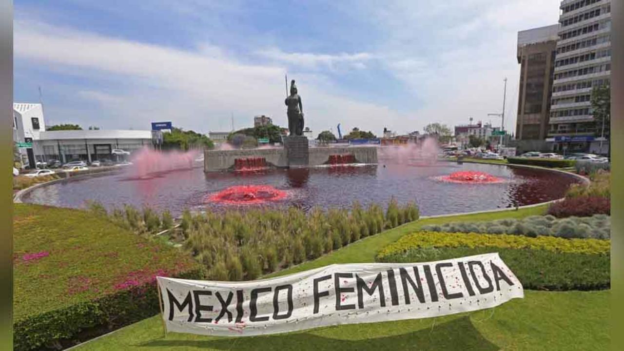 “México feminicida”: Glorieta Minerva es teñida de rojo por Día de la Mujer