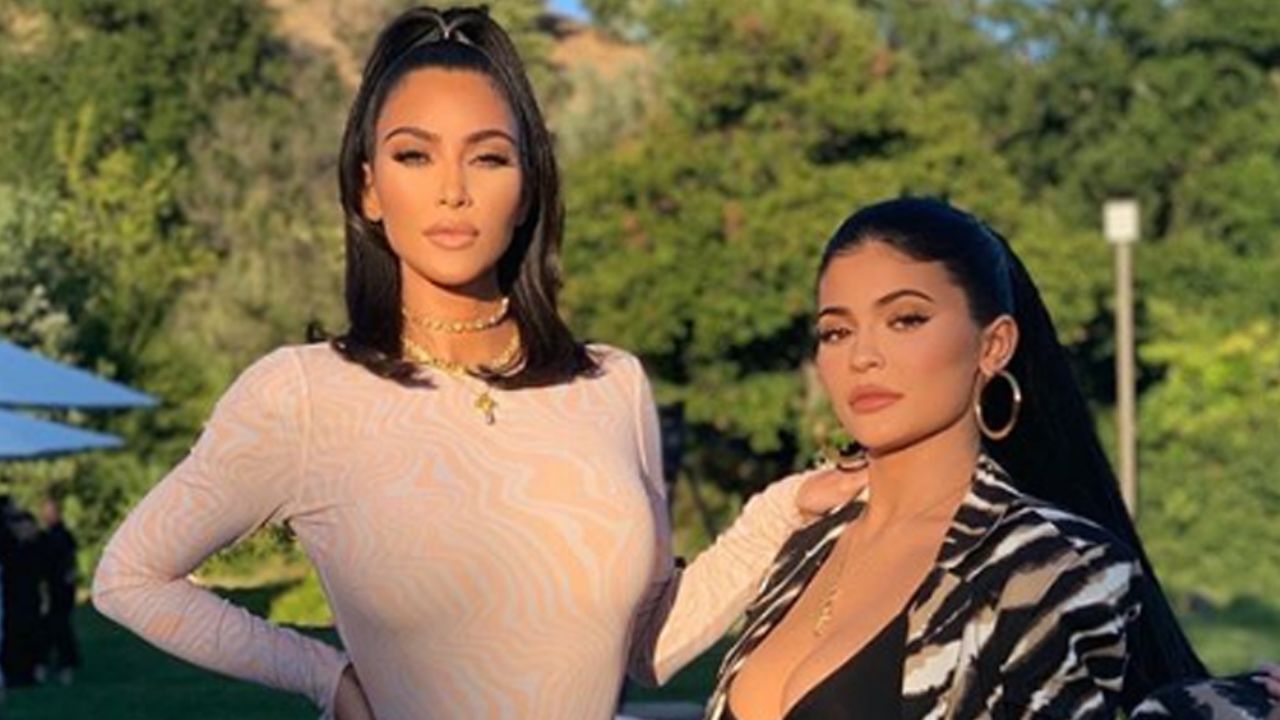 Kim Kardashian y Kylie Jenner adelantan la primavera en sexys bikinis