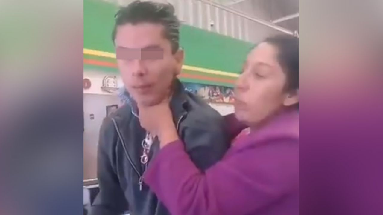 VIDEO: Madre ahorca a morboso que grabó a su hija sin su consentimiento