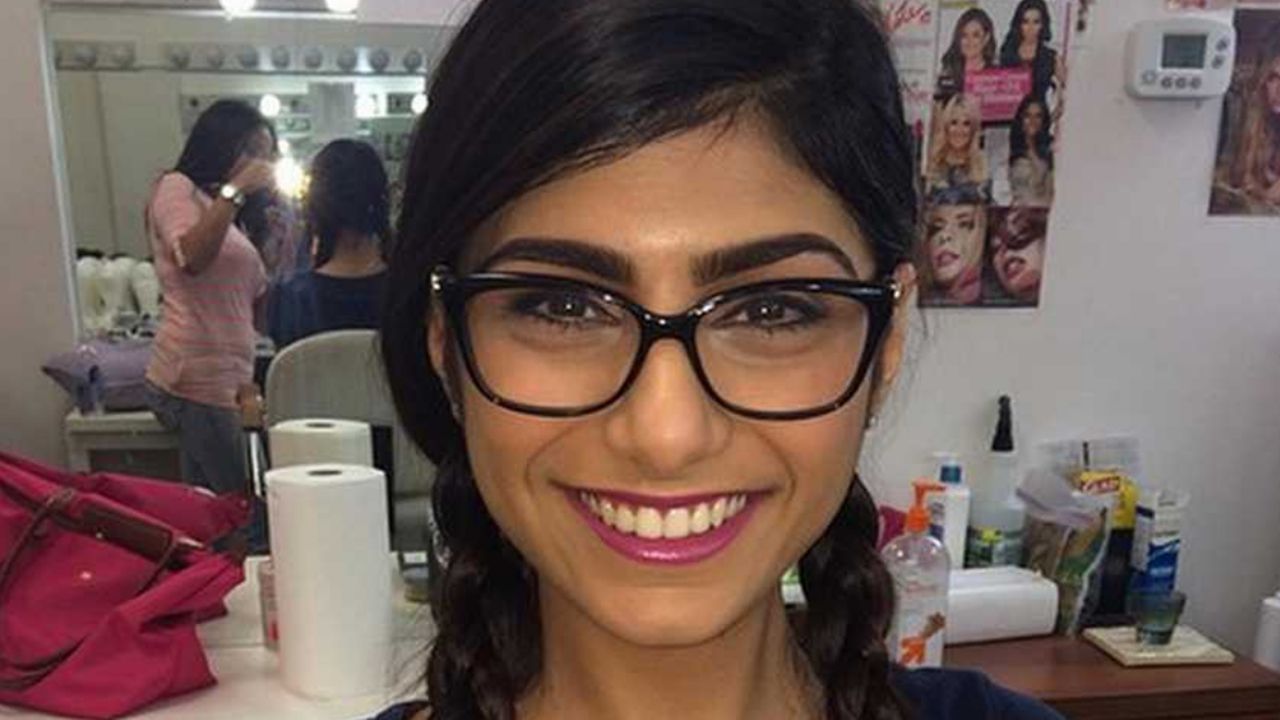 VIDEO: ¡Cuidado! Mia Khalifa se baja los leggings y casi enseña de más