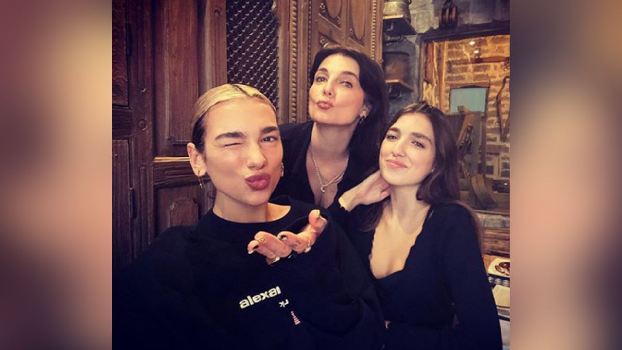 Dua Lipa celebra el Día Internacional de la Mujer junto a su madre y hermana