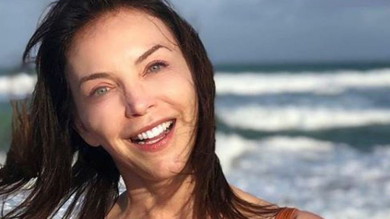 A sus 57 años, Laura Flores presume su marcado abdomen en coqueto traje de baño