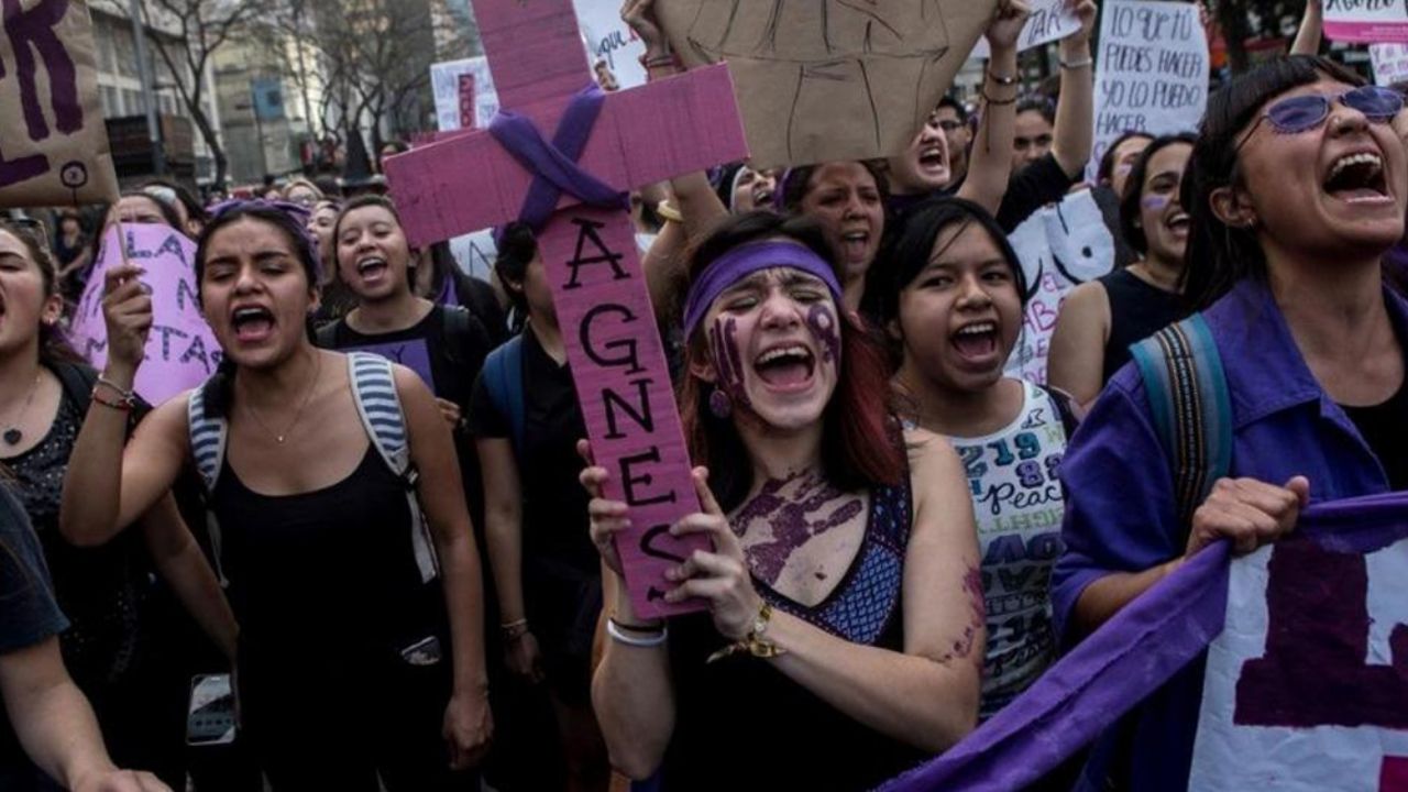 VIDEO: Mujeres encapuchadas causan destrozos en Reforma durante marcha
