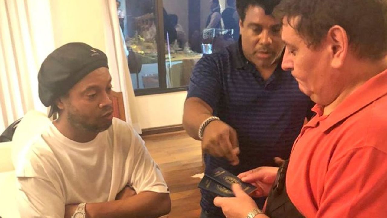 Autoridades ordenan prisión preventiva para Ronaldinho durante investigación