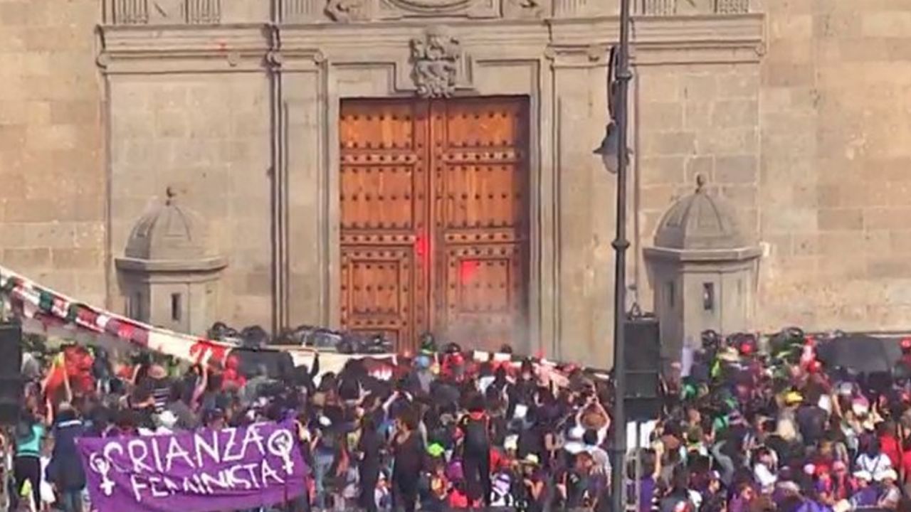 VIDEO: Manifestantes lanzan bombas molotov a puertas de Palacio Nacional
