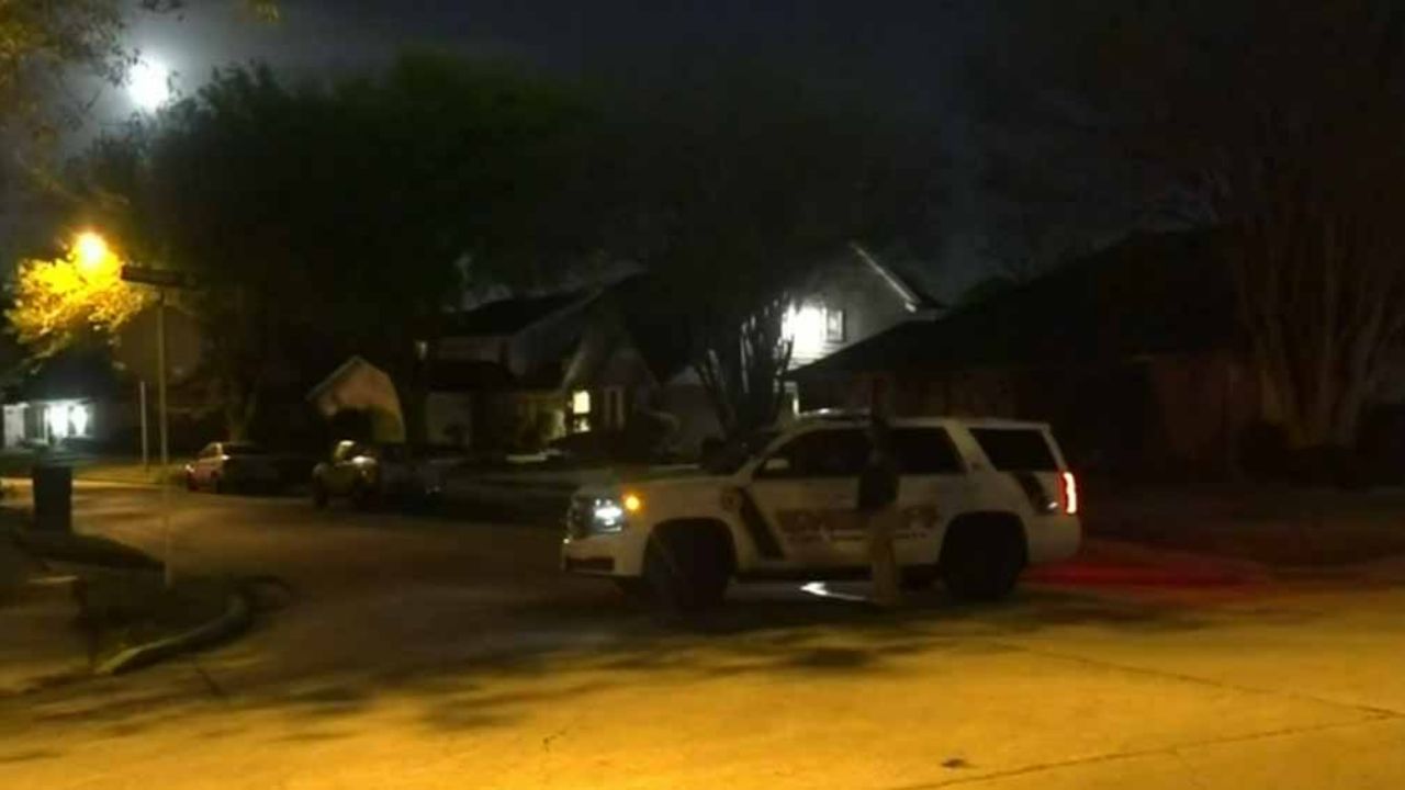 Estremecedor: Hallan muerta a familia y a sus mascotas por heridas de bala