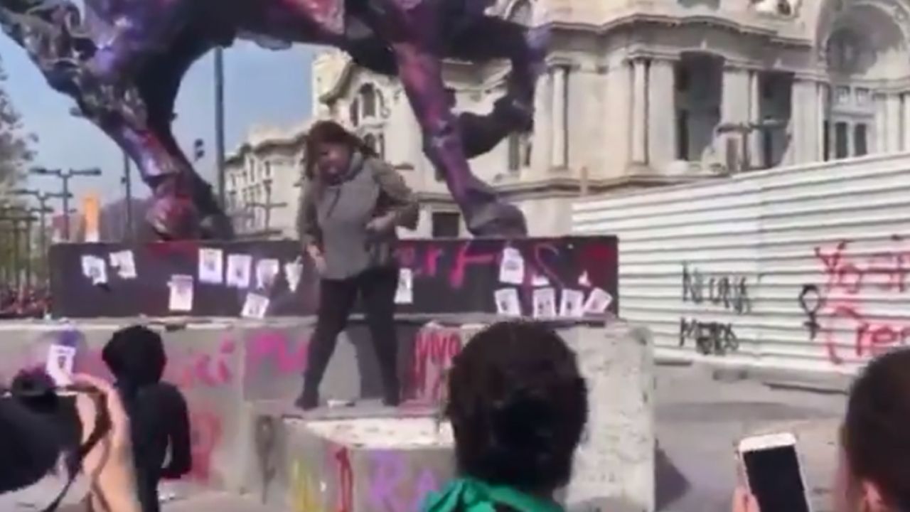 Mujer defiende monumento de protestantes que buscaban hacer pintas