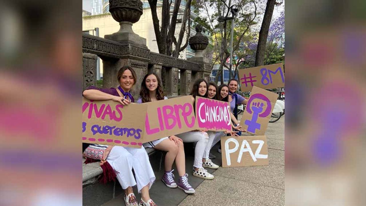 Andrea Legarreta critica vandalismo tras marchar con sus hijas por Día de la Mujer
