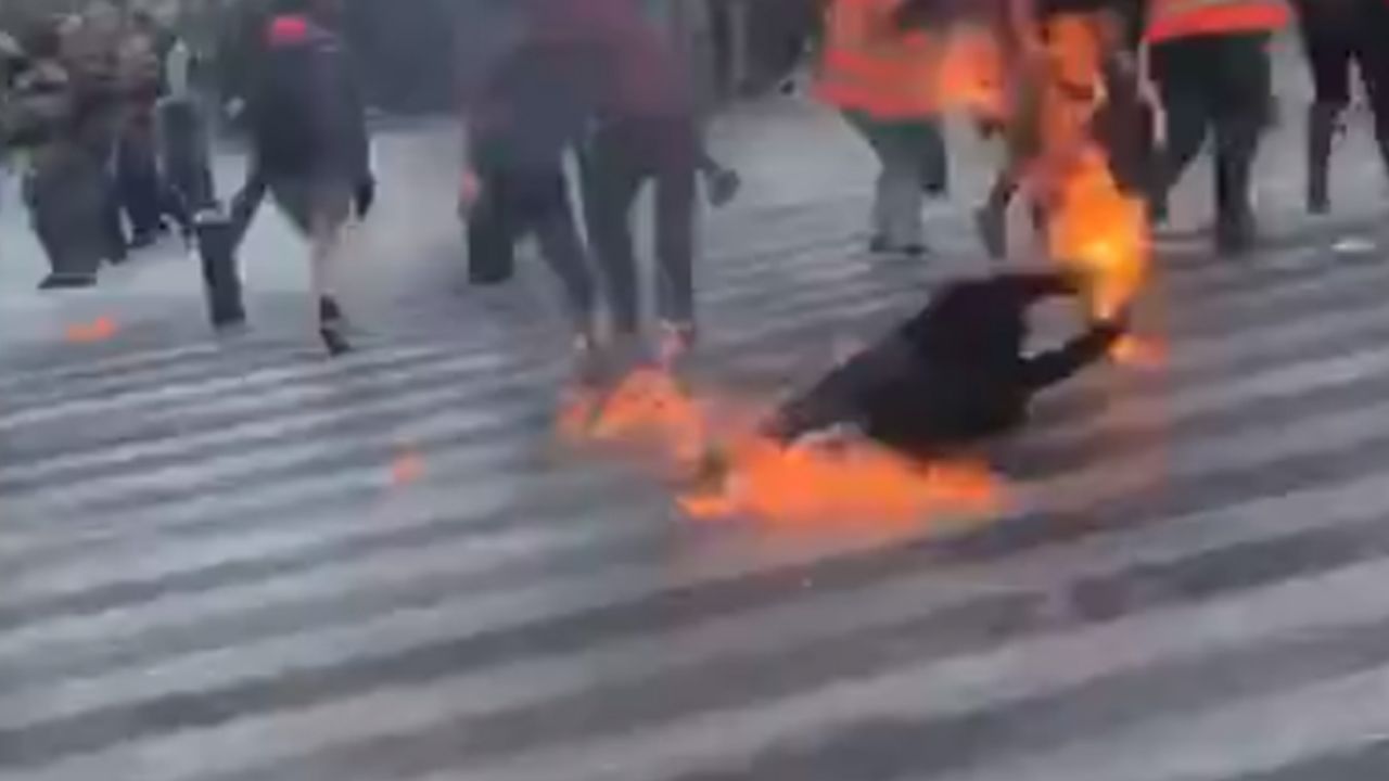 VIDEO: Mujer sufre quemaduras por la explosión de una bomba molotov