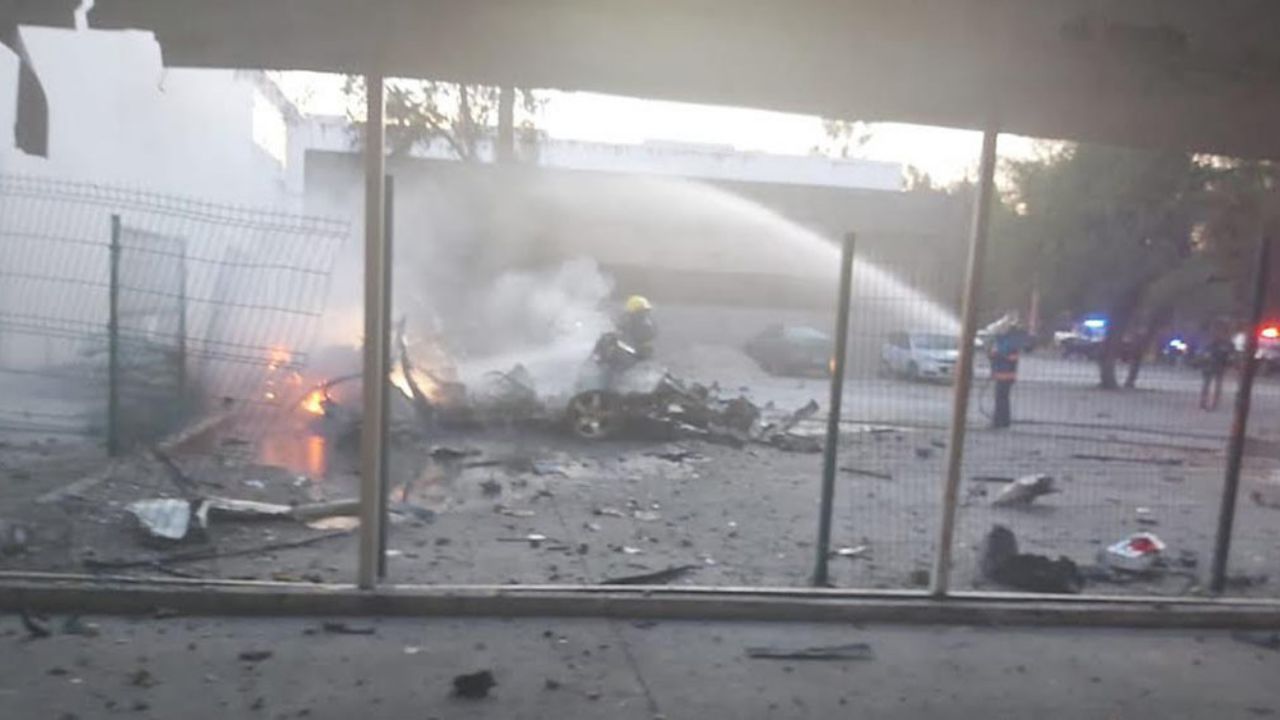 Explota coche bomba afuera del cuartel de la Guardia Nacional en Celaya