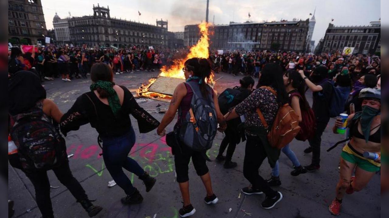 Marchas feministas en CDMX dejan 18 policías heridas y con quemaduras