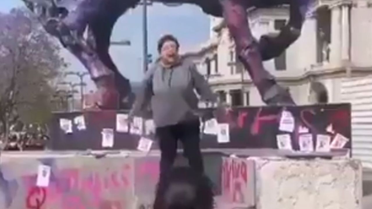 VIDEO: Mujer encara a feministas y defiende estatua de destrozos en CDMX