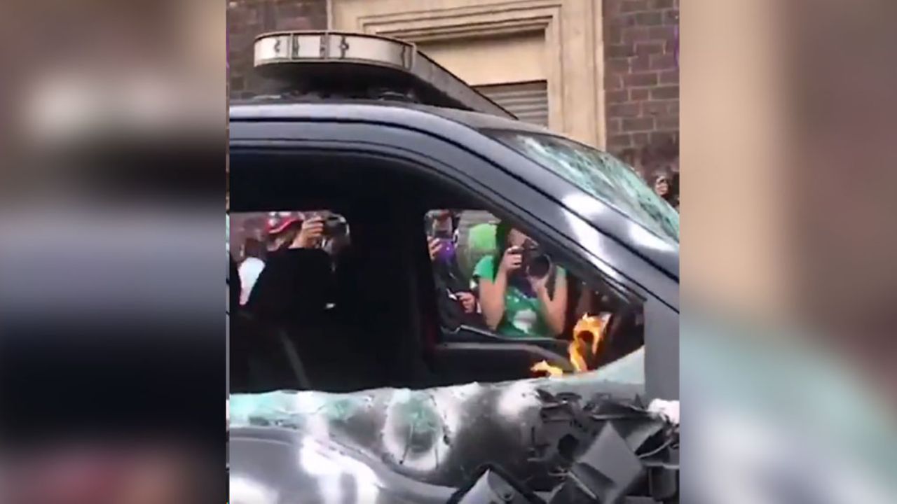 VIDEO: Feministas destrozan carro de Bomberos durante Marcha 8M