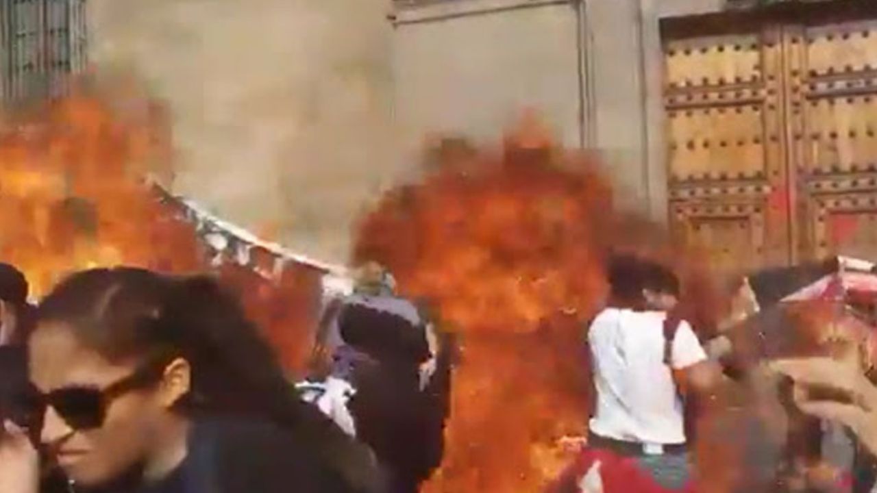 VIDEO: Una policía sería quien tiró la bomba molotov en Marcha 8M de CDMX