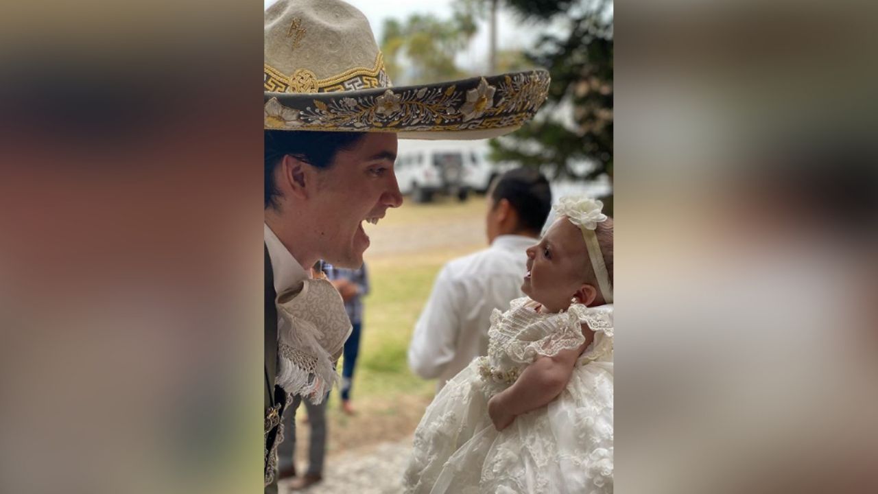 Vestido de charro y con sombrero, Alex Fernández enternece en bautizo