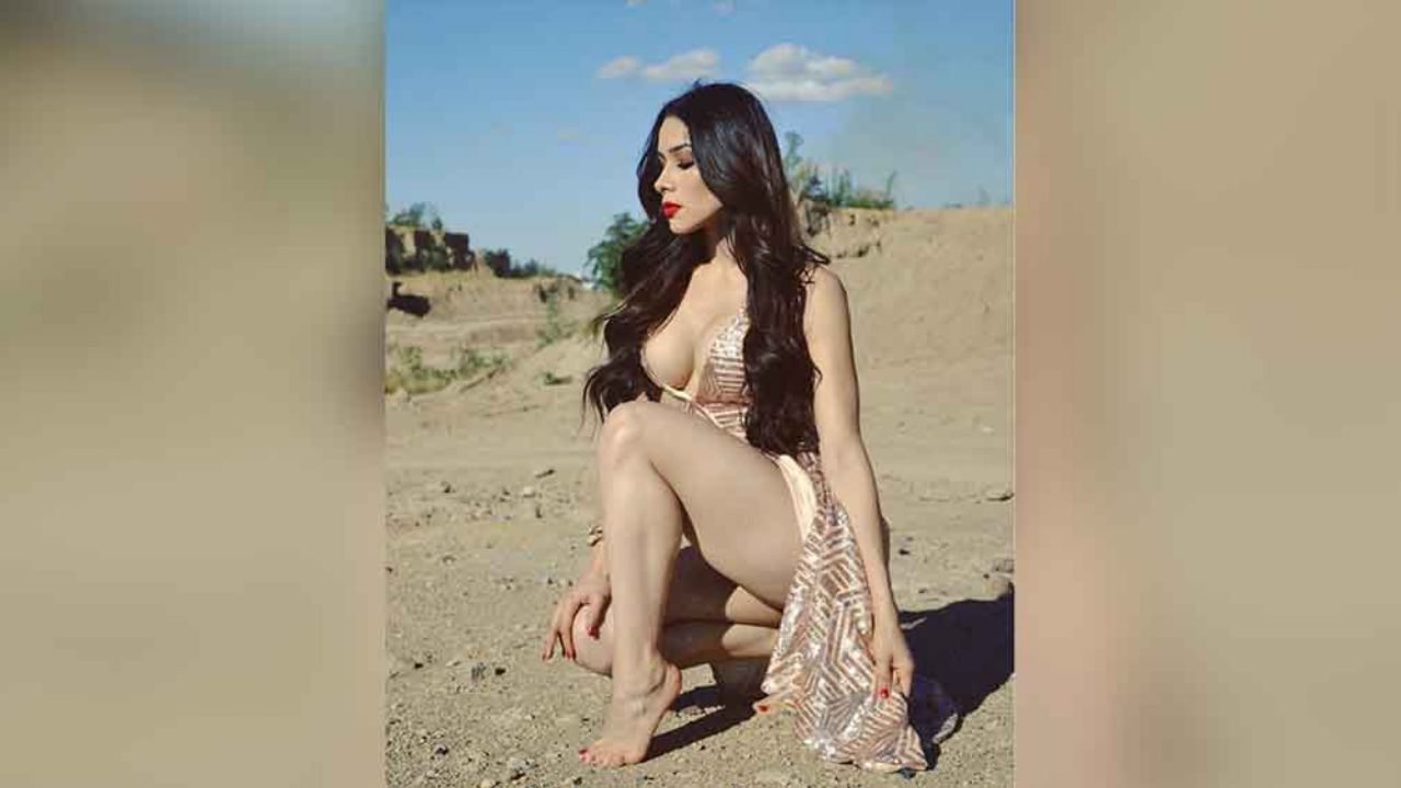 Sobre el sofá, Yuliett Torres presume sus trabajadas piernas en ‘jeans’