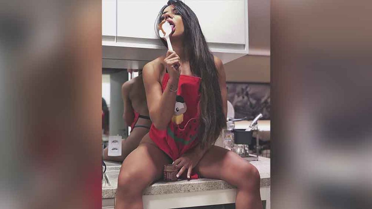 Suzy Cortez enloquece Instagram al bañarse de arena en paños menores