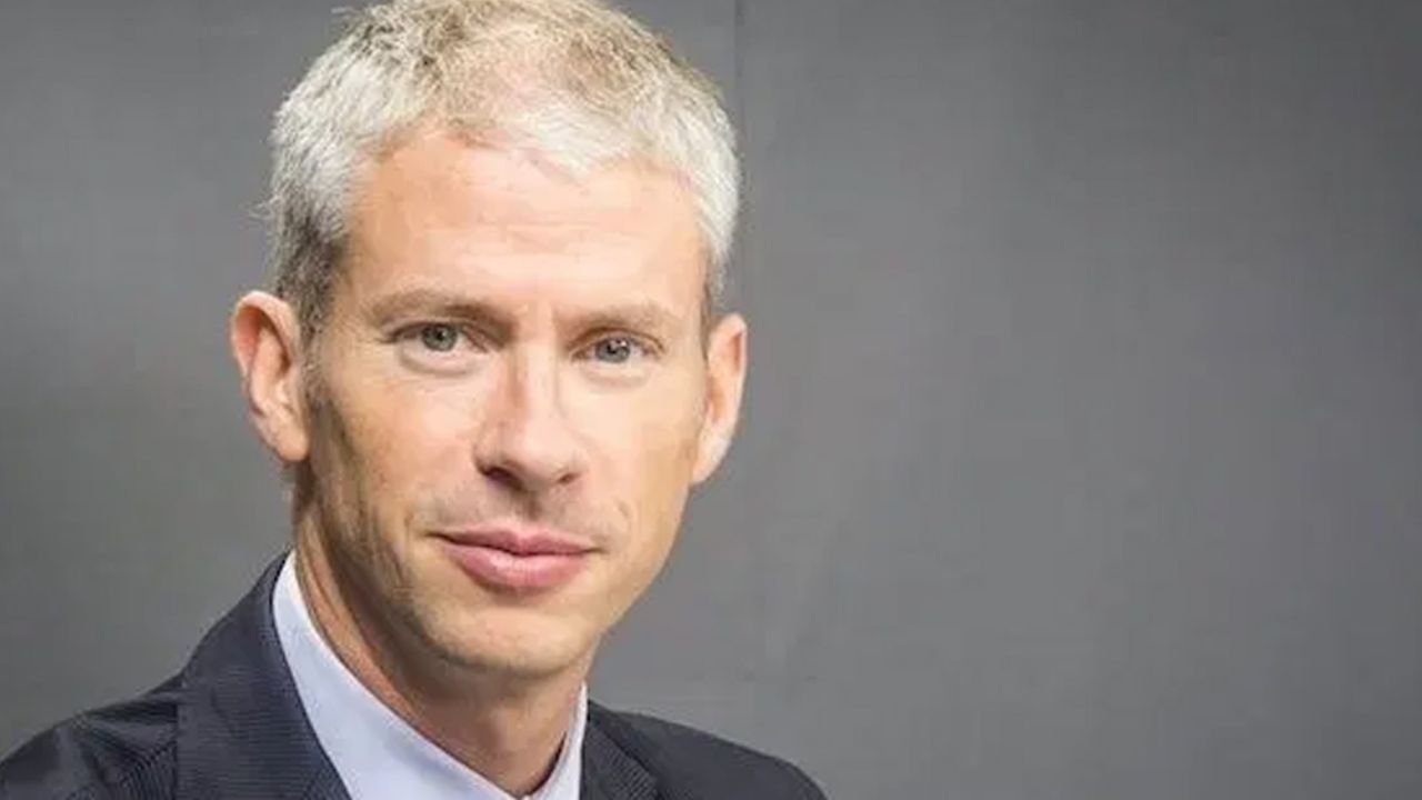 Ministro de cultura en Francia da positivo en análisis por coronavirus