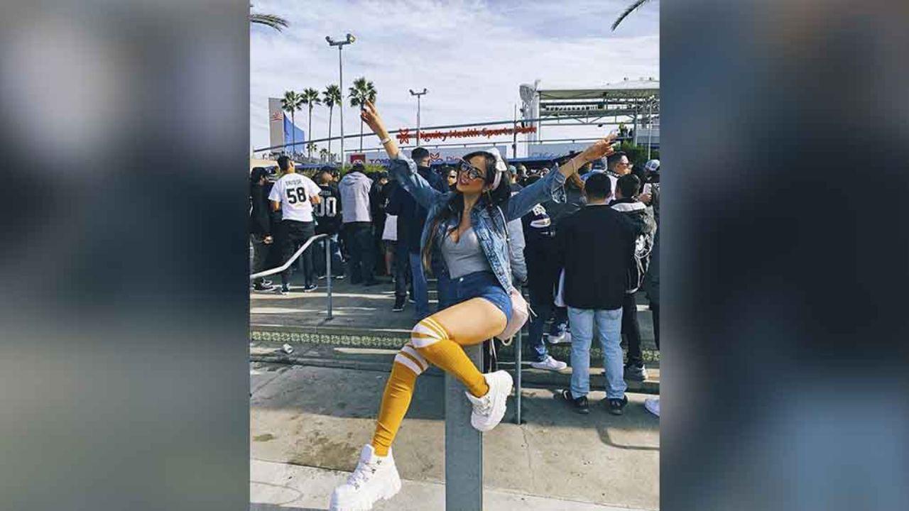 Caeli derrite a seguidores al exponerse frente a las olas en escasa ropa