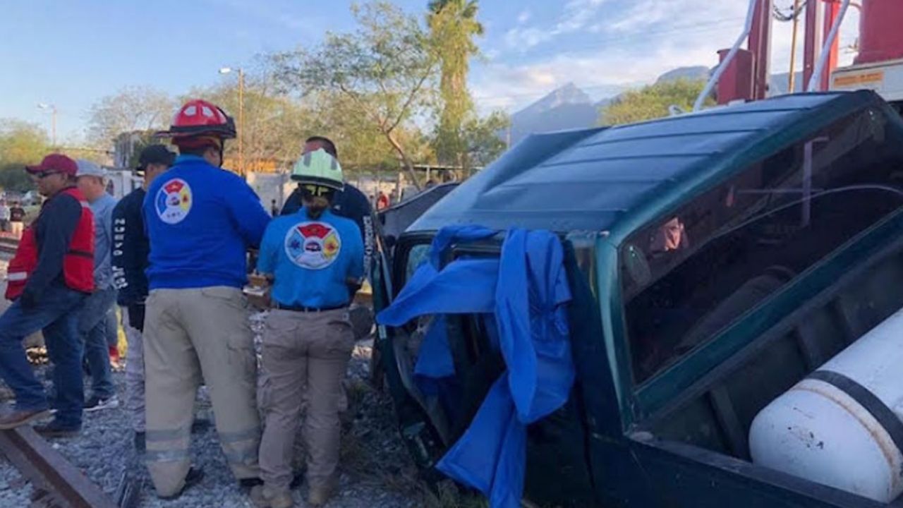 Choque de tren contra camioneta deja 3 familiares muertos en Nuevo León