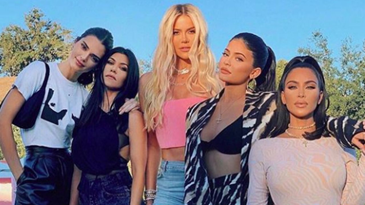 Atrevido traje de baño de Khloé Kardashian deja sin aliento a Instagram