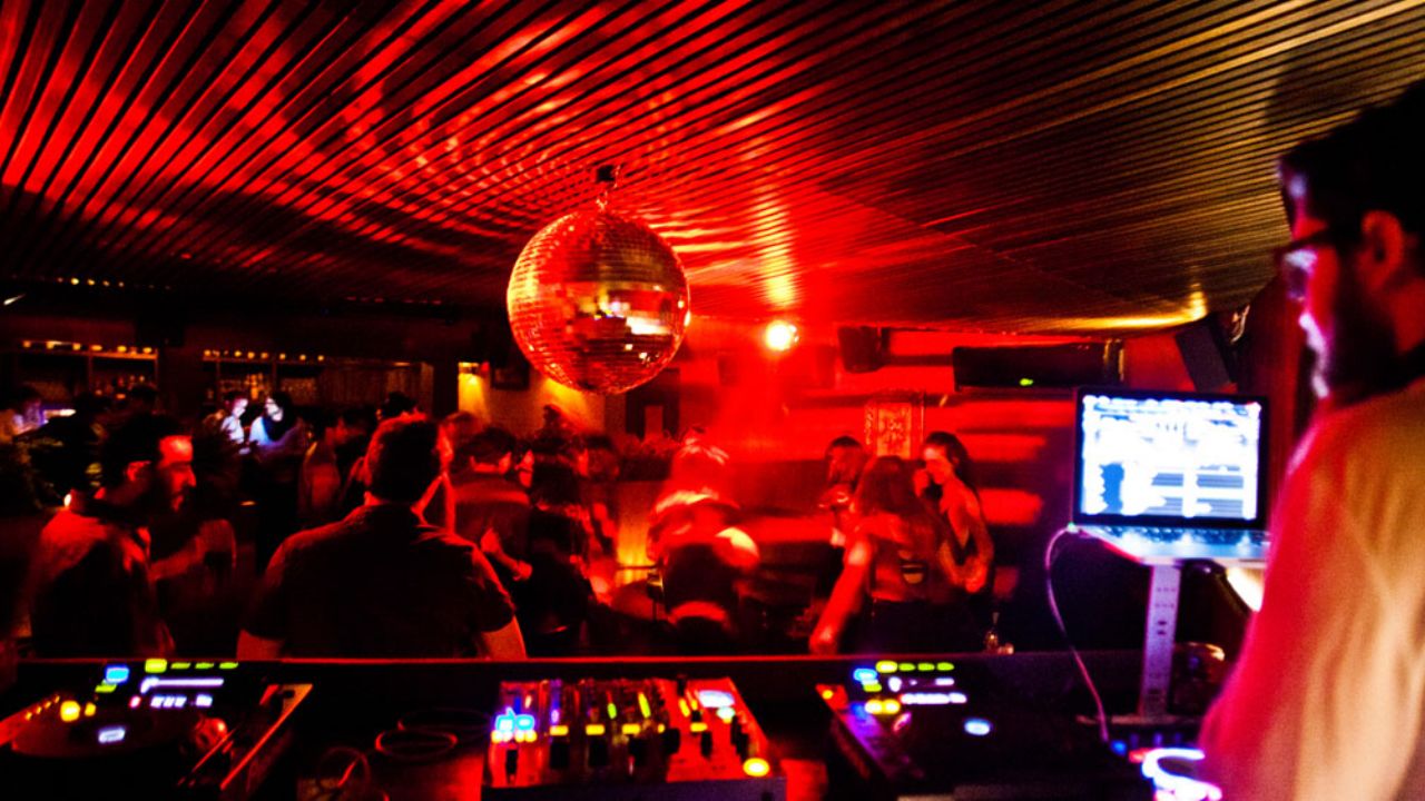 Joven denuncia que la quisieron drogar en un antro con una pastilla en el hielo