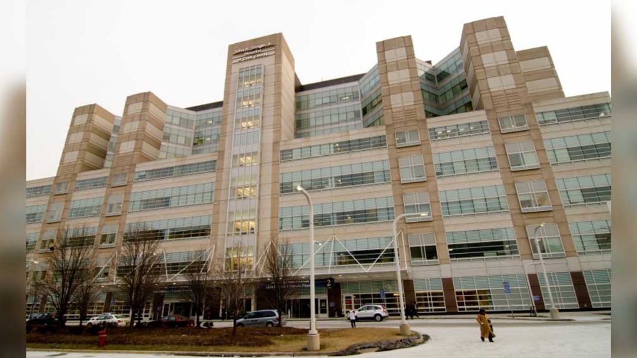 Hombre conduce al médico tras recibir disparo en la cabeza; está grave