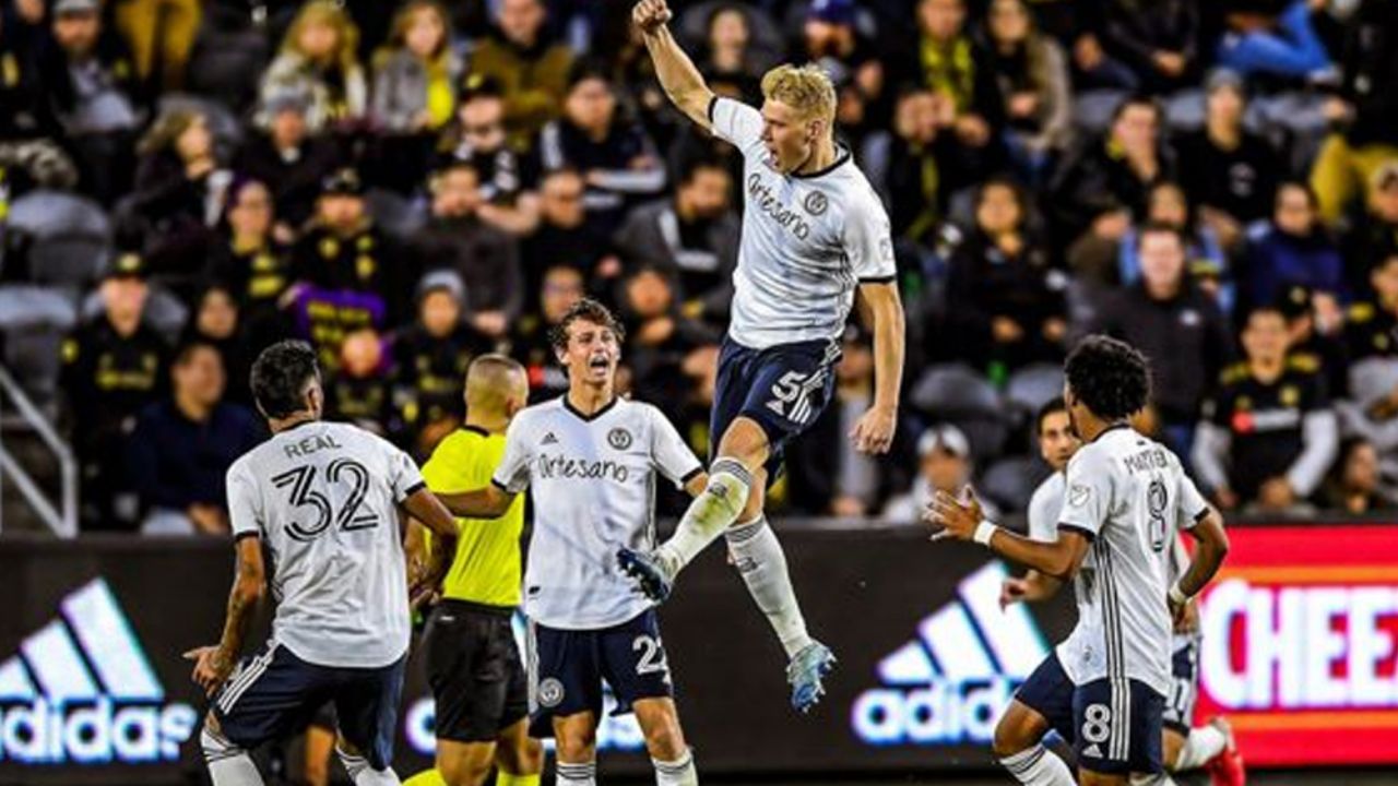 VIDEO: Futbolista en EU consigue meter increíble gol a más de 35 metros