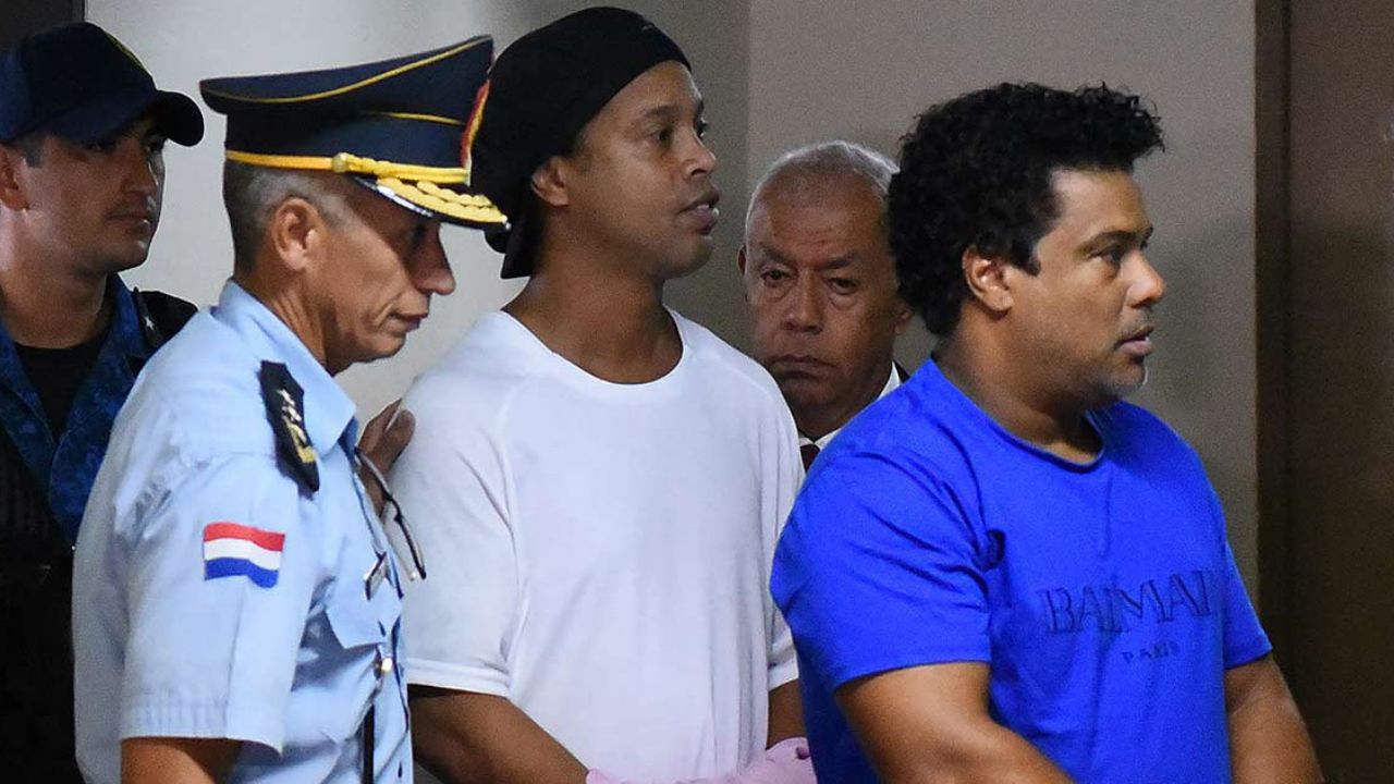 Ronaldinho: Por riesgo de fuga, el exfutbolista seguirá en prisión preventiva