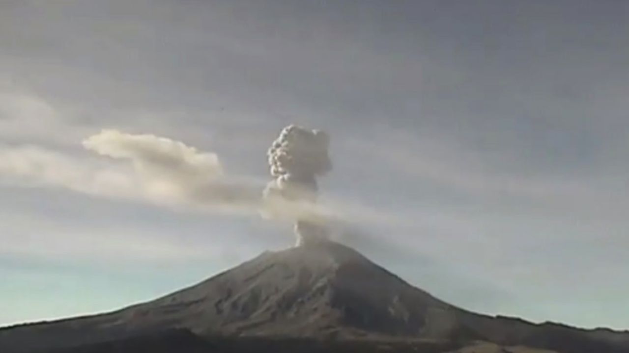 VIDEO: Popocatépetl registra explosión de cenizas; van 176 exhalaciones