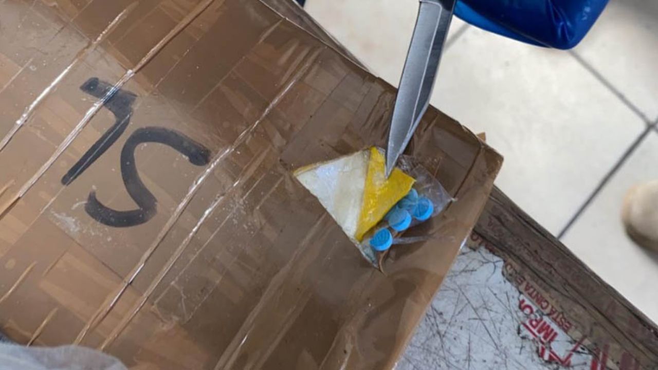 Militares aseguran paquetes de droga dentro de camión de pasajeros