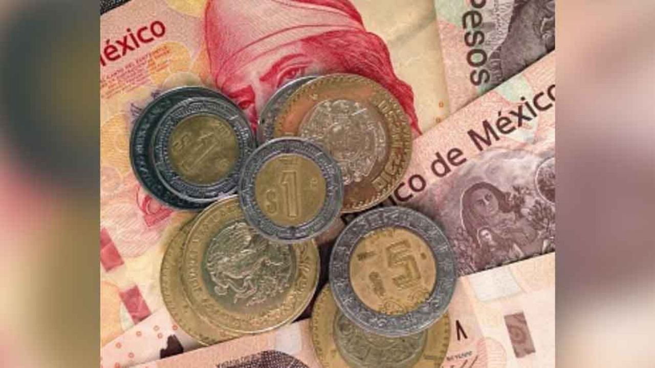 Peso se recupera 40 centavos frente al dólar tras ‘lunes negro’; vale 20.77