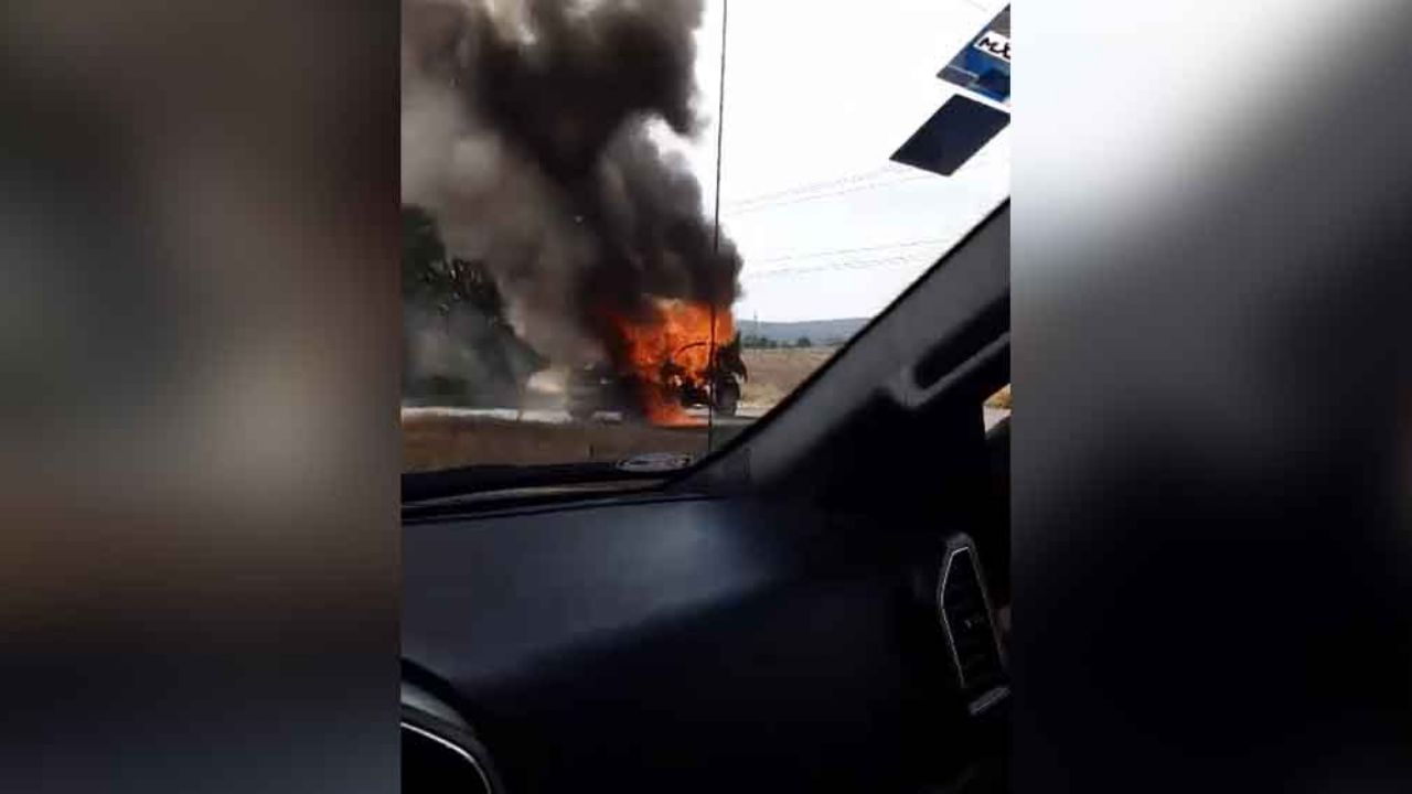 Se registran narcobloqueos e incendios de autos a la salida de Celaya