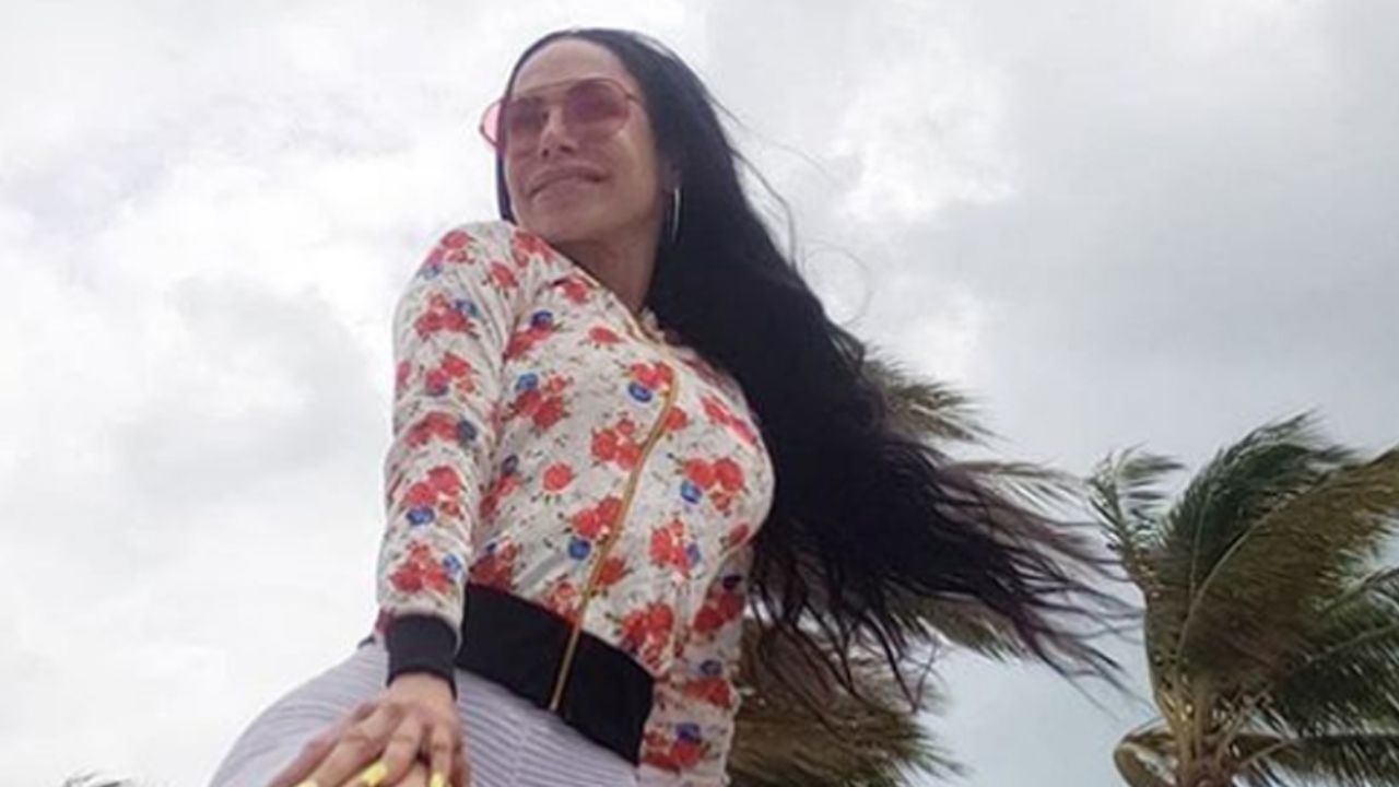 VIDEO: Lis Vega se quita la blusa y realiza acalorado baile en sostén
