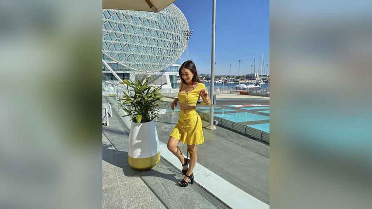 Caeli muestra sus atributos al posar en diminuto bikini desde la piscina